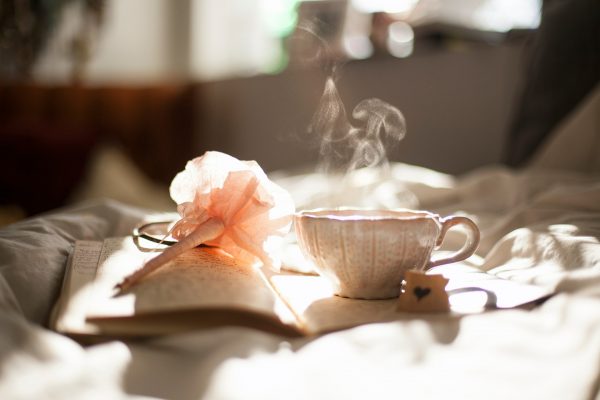 Kaffeetasse, Buch, Stift, Seidenblume, Keks
